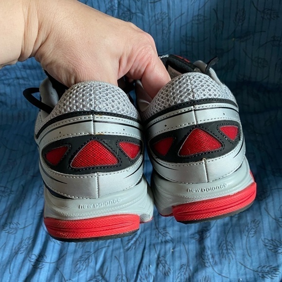 New Balance mens 580 v3 running shoes in gray, red and black. 11 - Picture 2 of 5